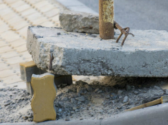 На недавно открытом Ворошиловском мосту рухнул дорожный знак