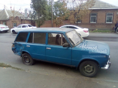 В Ростове мотоциклист врезался в старенькую «Двойку»