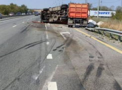 В Ростовской области образовалась 15-километровая пробка на М-4 «Дон» после смертельного ДТП