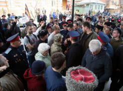 Сторонники Навального спешно покинули ростовский отель под свист и улюлюканье казаков