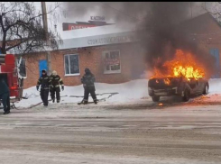 Женщина под давлением мошенников подожгла автомобиль около военкомата в Гуково – источник