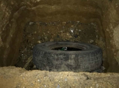 Женщина провалилась в оставленную «без присмотра» огромную двухметровую яму в Ростове