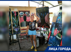 Ростовчанка переехала в деревню и создала там выставку современного искусства под открытым небом