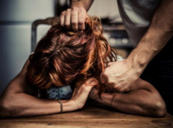 Угрожая кухонным ножом, неоднократно судимый мужчина изнасиловал жительницу Ростовской области 