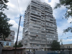 В Таганроге разбился мужчина, упав с крыши многоэтажки