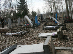 Вандалы разрушили и разграбили могильные захоронения на Северном кладбище Ростова