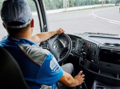 В Ростове ищут водителя-экспедитора на КАМАЗ-тягач с полуприцепом