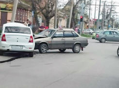 В Ростовской области столкнулись такси и ВАЗ: есть пострадавшие