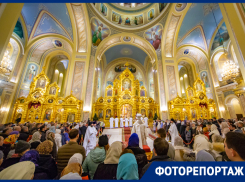 Рождественскую службу в главном храме Ростова посетили Алексей Логвиненко и Иван Саввиди