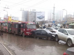 В Ростове у пригородного вокзала столкнулись 8 легковушек, автобус и две маршрутки