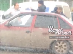 «Паркуюсь, где хочу!»: в Ростове два нервных водителя подрались за место для автомобиля 