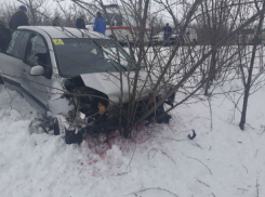 Пассажирка ВАЗа погибла в жутком лобовом ДТП с иномаркой на трассе Ростовской области