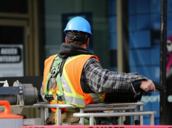 «Синие воротнички» и белые зарплаты: стало известно, сколько денег предлагают рабочим в Ростовской области