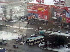 Водители ростовских автобусов устроили опасные гонки и попали в аварию