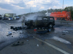 Влетевший под грузовик Hummer  вспыхнул как спичка на трассе в Ростовской области