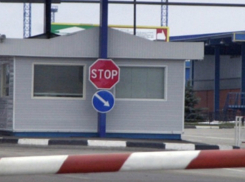 Полный автомобиль автозапчастей за взятку пытался вывести украинец в Ростовской области