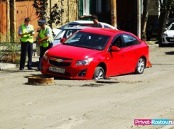 В Ростове на 1-й линии Chevrolet провалился в дорожную яму