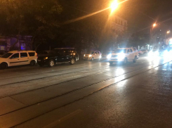 В центре Ростова бетононасос «собрал» десять авто