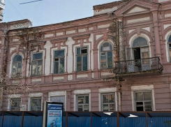 С исторического здания в центре Ростова исчезли три балкона