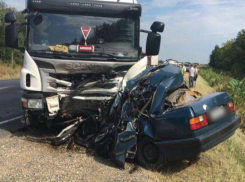 Двое мужчин погибли в жутком лобовом ДТП с фурой на трассе Ростовской области