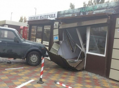 В Ростове Нива на полной скорости влетела в торговый ларек с чаями