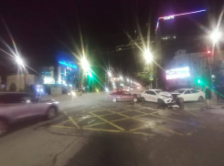 В центре Ростова в массовой аварии пострадали два человека