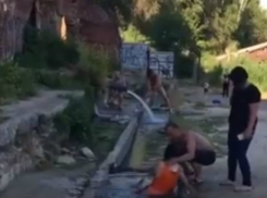 Пытавшийся утопить свою подругу на «Парамонах» полуголый ростовчанин попал на видео