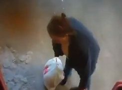 Грязнуля, выбросившая мусор под фитнес клубом, взбесила ростовчан на видео