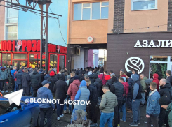 Мужчины взяли «штурмом» цветочную базу в Ростове 