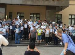 Торговцы с аксайских рынков съехались к зданию прокуратуры в Ростове