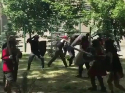 Ожесточенная битва «средневековых рыцарей» у института Ростова рассмешила горожан и попала на видео