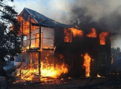 Мужчина не смог выбраться из охваченного пламенем частного дома и погиб в Ростовской области