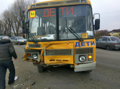 Школьный автобус с 20 детьми столкнулся с легковым авто в Ростовской области