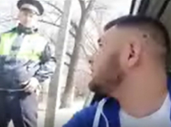 Не знающий законов дальнобойщик поссорил инспекторов ГИБДД с общественником в Ростове