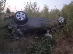В Ростовской области 10-летний ребенок погиб после опрокидывания машины