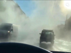 Часть улицы Красноармейской в Ростове затопило горячей водой