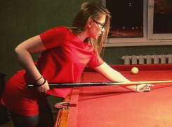 Ростовская красотка в мини-юбке с кием и шарами высмеяла свою попытку быть секси