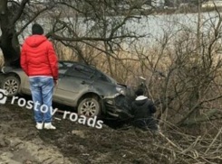 Иномарка зацепила припаркованный автобус и улетела в кусты на «аномальном» месте Ростова