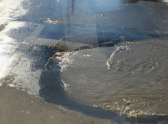 Новый «горячий ключ» забил посреди проезжей части в Ростове