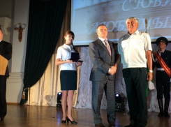 Замгубернатора Анатолий Сафронов поздравил студентов и сотрудников Ростовского филиала РТА с 20-летием