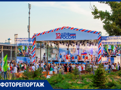 Портрет Петра I украсил светомузыкальный фонтан в парке Левобережный в День России