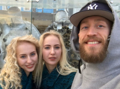 Звезды канала ТНТ Адам и очаровательные «крошки-хорошки» сестры Михайлец погуляли по Ростову