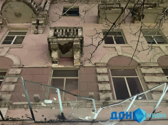 В Ростове на Большой Садовой обрушился балкон старинного здания