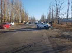 Водитель иномарки получил тяжелые травмы после ДТП с грузовиком в Ростовской области