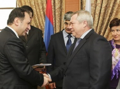 Министр обороны Армении Виген Саргкисян предложил донскому губернатору развивать сотрудничество в торговле и науке 