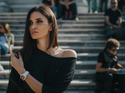 Павел Мамаев сфотографировал спящую Алану Мамаеву и ее собак