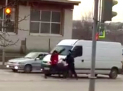 Жестокая драка двух мужчин на дороге в Ростове попала на видео: как в боевике 90-х годов