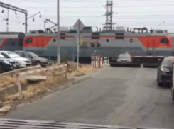 Ростовский таксист едва не стал жертвой поезда на железнодорожном переезде