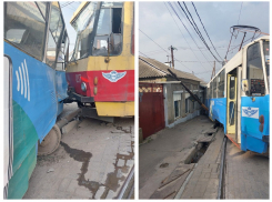 В Ростове трамвай сошел с рельсов и протаранил жилой дом 