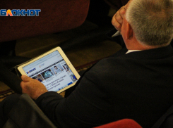 Листают Instagram, читают «Телеграм» и «Блокнот»: чем ростовские чиновники занимаются во время заседания правительства